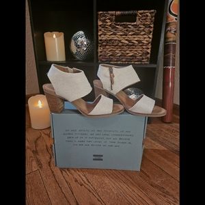 *BRAND NEW* Natural yarn dye, cutout sandles